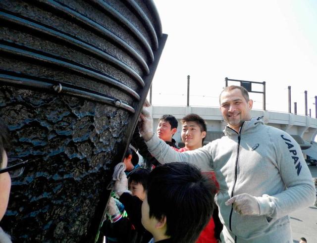 室伏氏ら石巻で聖火台磨き　活動を通し地元の学生らと交流