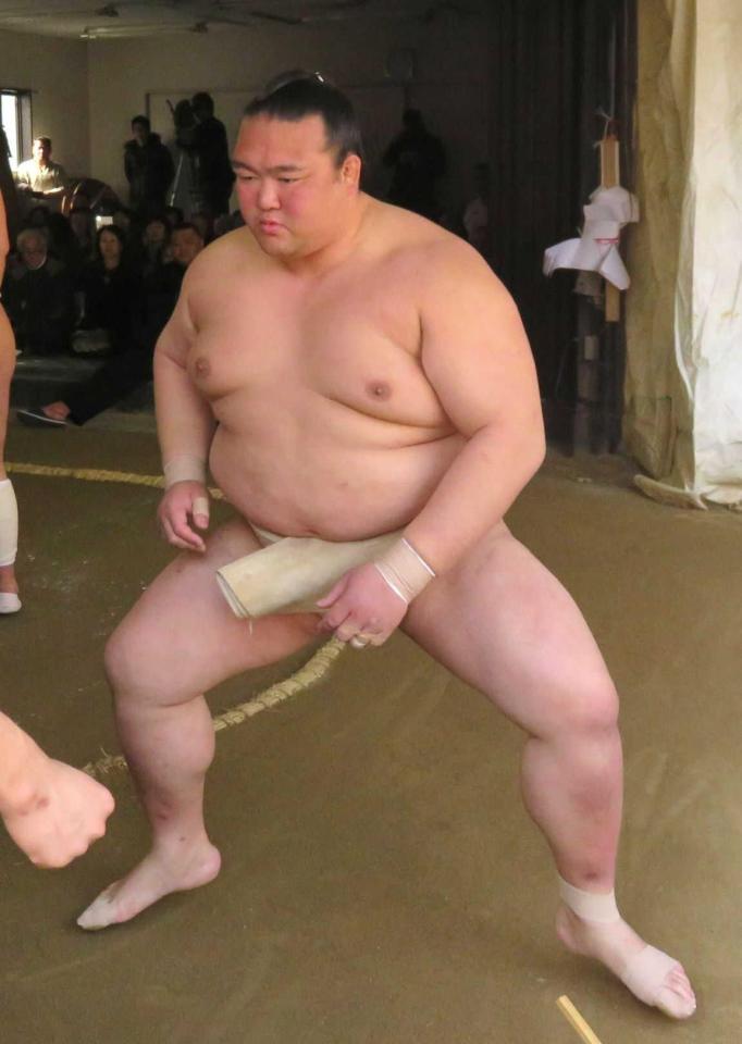 　稽古で体を動かす稀勢の里