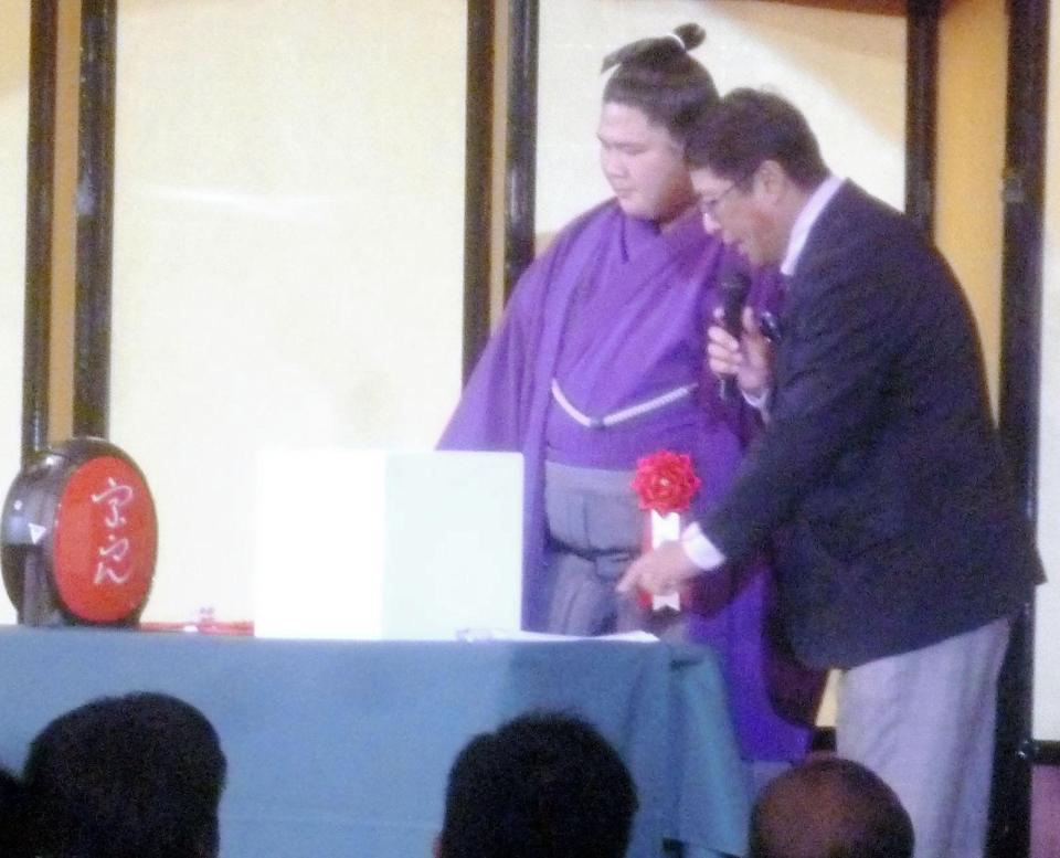 　前夜祭でトークショーを行った宇良（左と）司会の梅田淳アナウンサー
