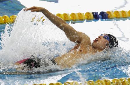 　男子１００メートル背泳ぎ予選に出場し、全体の１位となった萩野公介＝マドリード（共同）