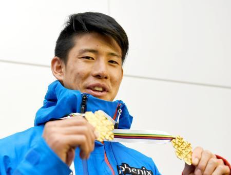 　羽田空港に到着し２個の金メダルを手にする、フリースタイルスキー世界選手権のモーグルとデュアルモーグルで男子２冠を達成した堀島行真＝１１日