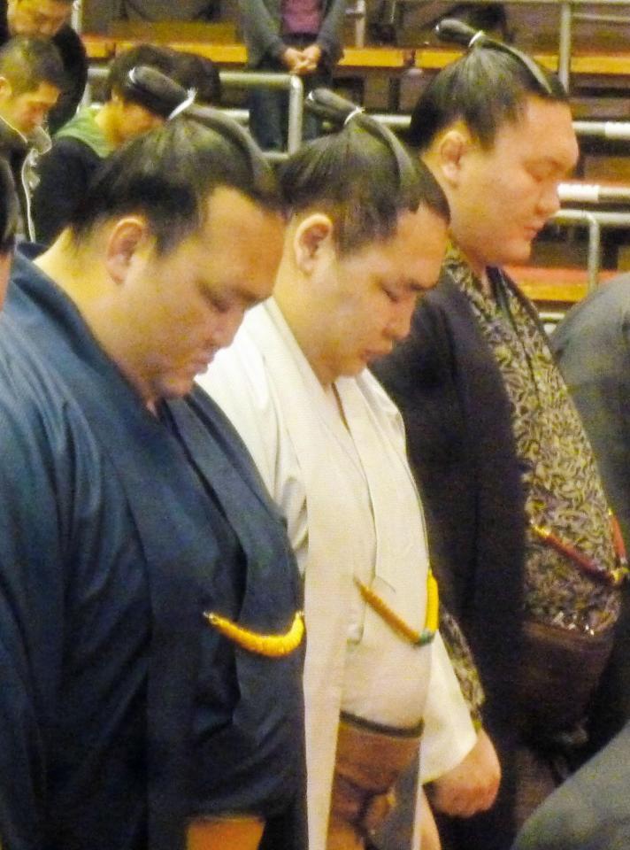 黙とうを捧げる（左から）稀勢の里、鶴竜、白鵬