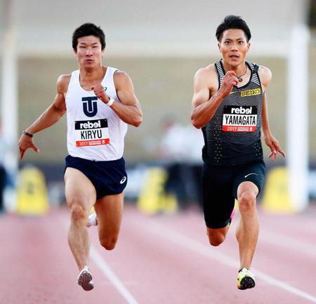　陸上競技会の男子１００メートルに出場し、力走する桐生祥秀（左）と山県亮太（ゲッティ＝共同）