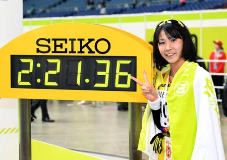 　日本勢トップの２時間21分36秒でゴールし、笑顔の安藤友香＝ナゴヤドーム