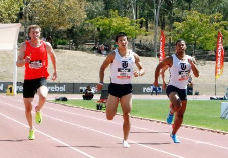 　オーストラリア・キャンベラで行われた陸上競技会の男子２００メートルに出場し、力走する桐生祥秀（中央）（共同）