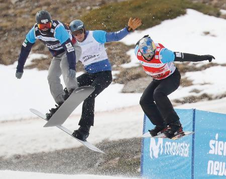　スノーボードクロス男子決勝トーナメント　準々決勝の桃野慎也（左）＝シエラネバダ（共同）