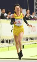 　３位でゴールする清田真央＝ナゴヤドーム