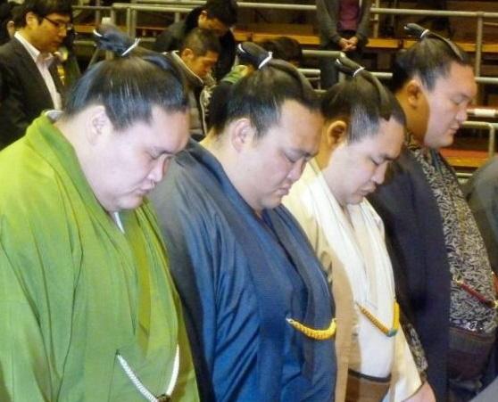 　黙とうを捧げる（左から）照ノ富士、稀勢の里、鶴竜、白鳳