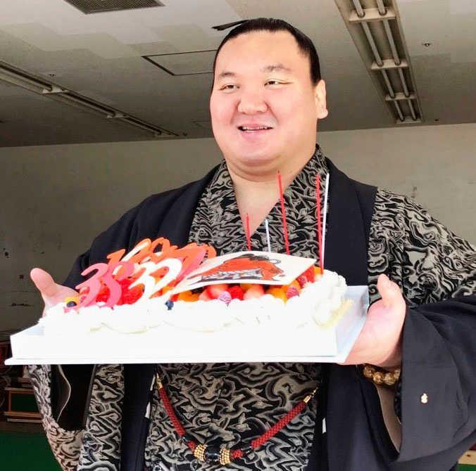 　３２歳の誕生日を迎えた横綱白鵬（共同）
