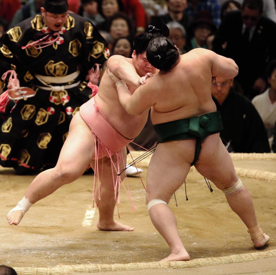 佐田の海をつきだしで破った宇良＝エディオンアリーナ大阪（撮影・坂部計介）