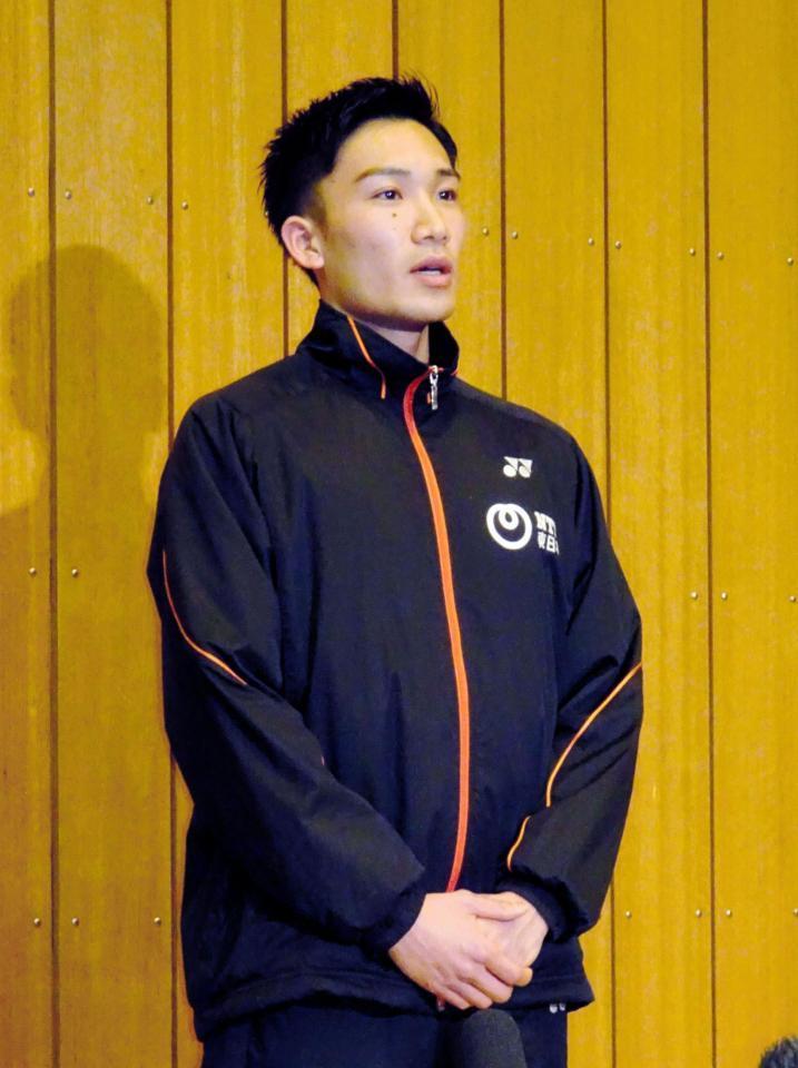 千葉県市川市内で報道陣の取材に応じる桃田賢斗