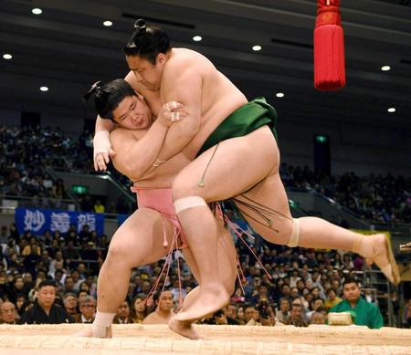 　佐田の海を投げ体勢を崩す宇良（左）