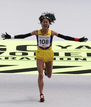 名古屋ウィメンズマラソンで日本人最高位の２位でゴールする安藤友香