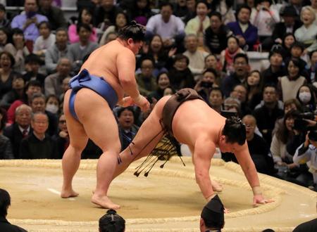 　正代に突き落としで敗れた白鵬（右）
