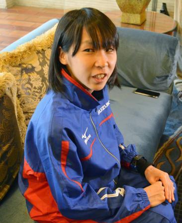 　初マラソンで２位に入った名古屋ウィメンズマラソンから一夜明け、取材に応じる安藤友香＝１３日午前、名古屋市