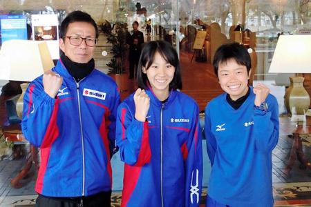 　名古屋ウィメンズから一夜明け笑顔の（左から）里内コーチ、安藤友香、清田真央