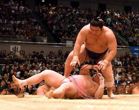 宇良（下）は栃煌山に上手投げで敗れる＝エディオンアリーナ大阪（撮影・山口登）