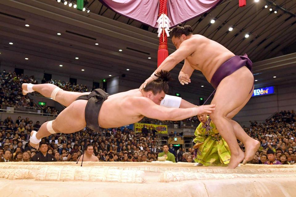 　日馬富士（左）をはたき込みで破る蒼国来