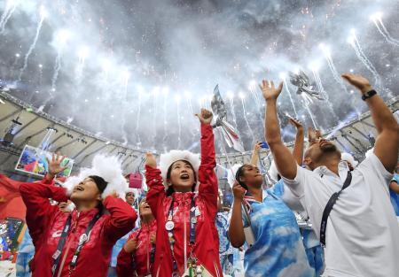 　リオデジャネイロ・パラリンピックの閉会式で、打ち上がる花火を見る陸上の辻沙絵（中央）ら＝２０１６年９月（共同）