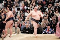 御嶽海（左）を下し、全勝を守った稀勢の里＝エディオンアリーナ大阪（撮影・坂部計介）