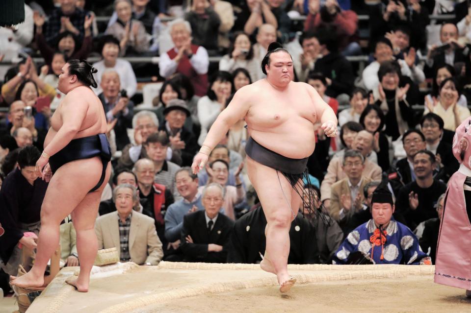 御嶽海（左）を下し、全勝を守った稀勢の里＝エディオンアリーナ大阪（撮影・坂部計介）