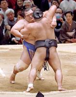 　寄り切りで松鳳山（手前）を下す琴奨菊（共同）