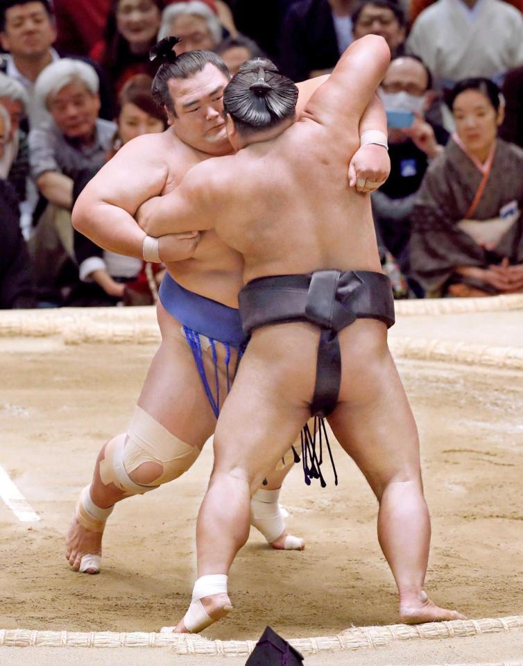 　寄り切りで松鳳山（手前）を下す琴奨菊（共同）