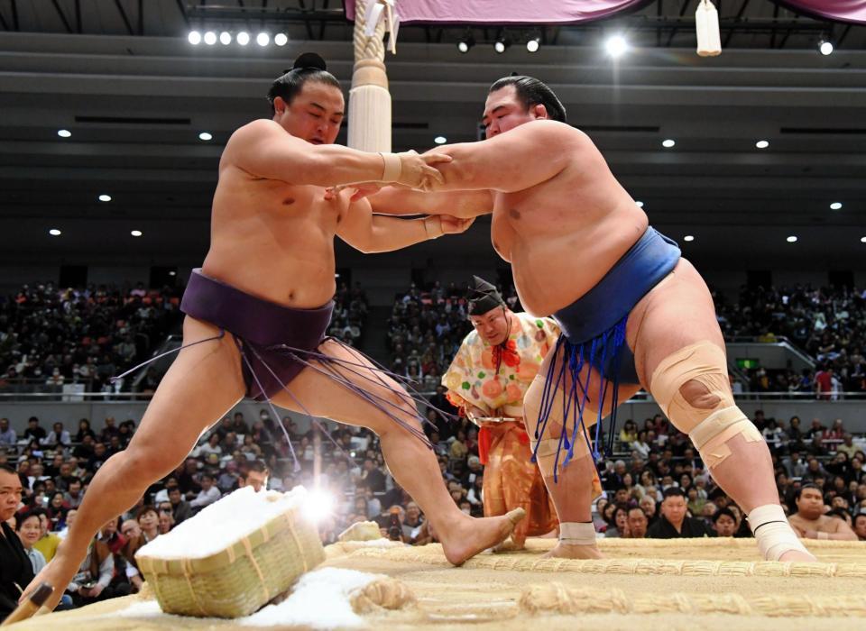 蒼国来（左）を寄り切りで下した琴奨菊＝エディオンアリーナ大阪（撮影・西岡正）
