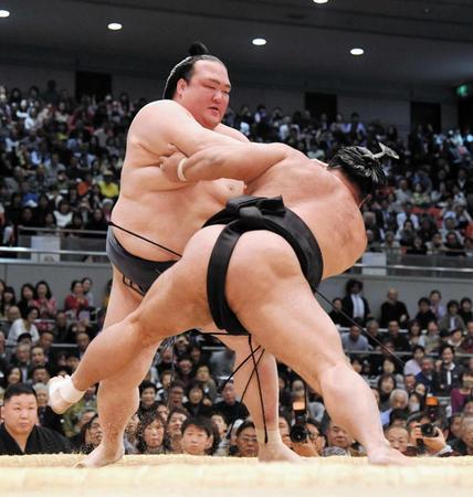 　松鳳山を小手ひねりで下した稀勢の里（左）