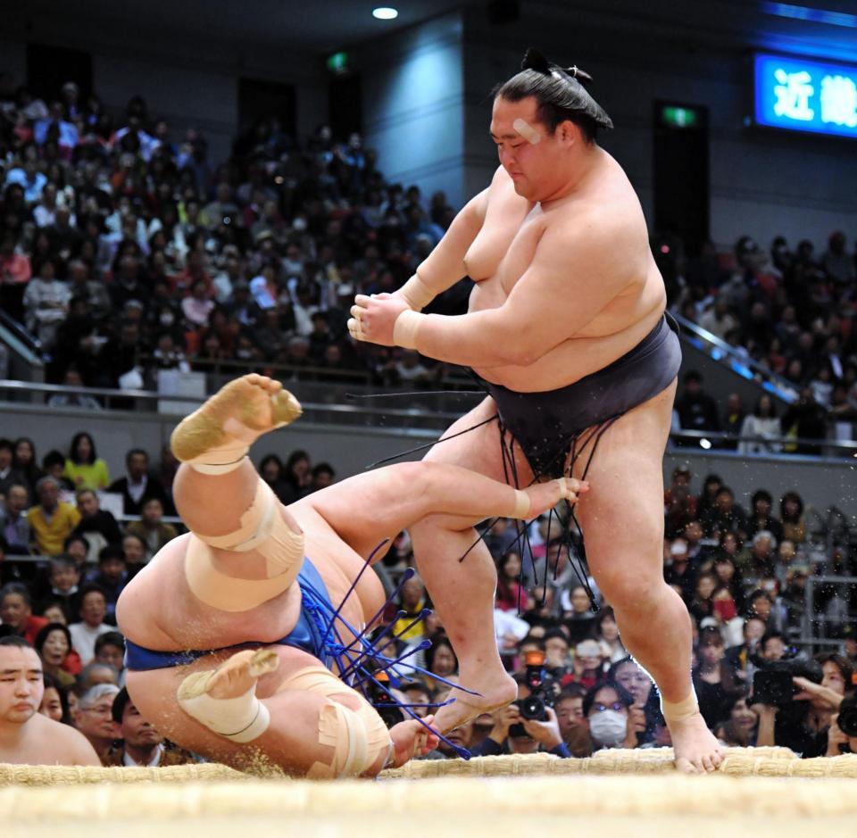 琴奨菊を突き落としで下した稀勢の里（右）＝エディオンアリーナ大阪