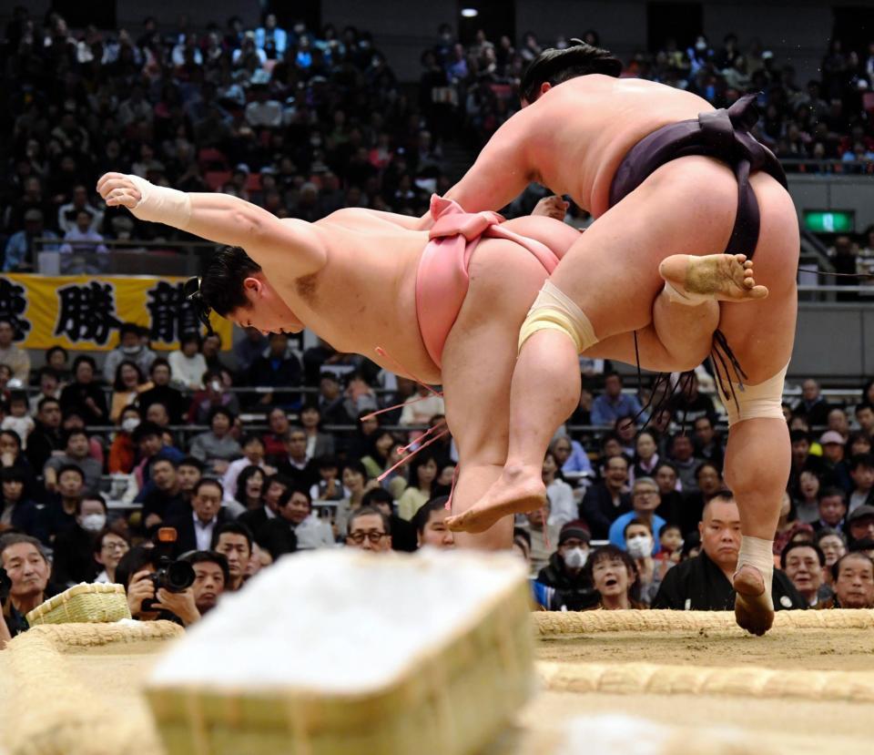 妙義龍に寄り倒しで敗れた宇良（左）＝エディオンアリーナ大阪