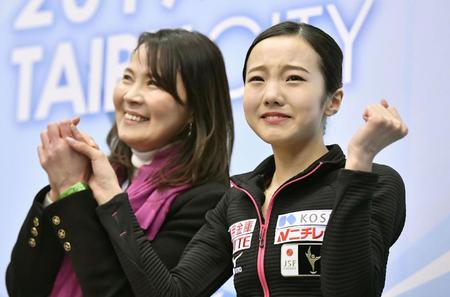 　女子フリーの得点に、浜田美栄コーチ（左）と喜ぶ本田真凜＝台北（共同）