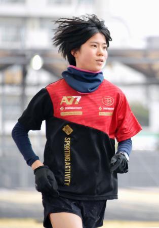 　陸上の女子長距離のトップ選手を集めた合宿で、調整する鈴木亜由子＝２１日、味の素ナショナルトレーニングセンター