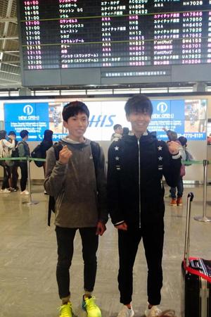 マラソン合宿に出発した神野大地（右）と鈴木健吾（左）＝成田空港