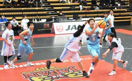 　バスケットボール３人制の日本選手権でプレーする選手＝大田区総合体育館