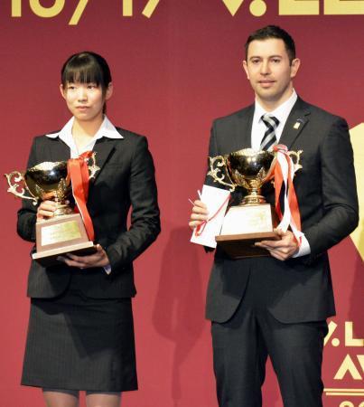 　バレーボール、プレミアリーグの表彰式で、最高殊勲選手賞を受賞した古賀紗理那（左）とジョルジェフ＝２４日午後、東京都内