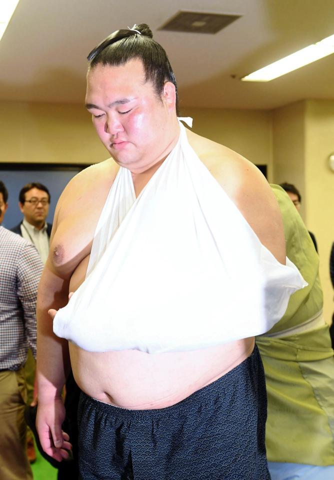 左肩を包帯で固定する稀勢の里＝エディオンアリーナ大阪