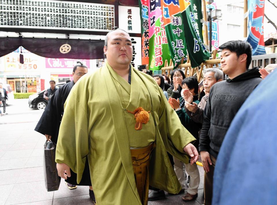 場所入りする稀勢の里＝エディオンアリーナ大阪（撮影・佐藤厚）