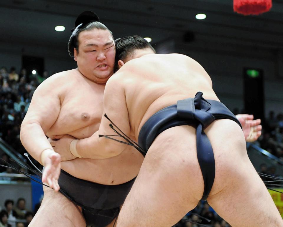 鶴竜（右）に寄り切りで敗れ２敗となった稀勢の里＝エディオンアリーナ大阪（撮影・佐藤厚）