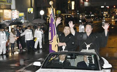 　２場所連続２度目の優勝を果たし、パレードする横綱稀勢の里（右端）。左隣は高安＝大阪市