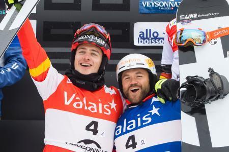 　Ｗ杯スノーボードクロス団体、男子で優勝したオーストリアのチーム＝２６日、ベイゾナ（ＡＰ＝共同）