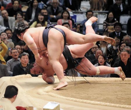 　優勝決定戦で照ノ富士を下し、横綱初優勝決めた稀勢の里＝３月２６日