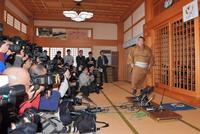 多くの報道陣が待ち受ける中、姿を見せた稀勢の里＝大阪市内（撮影・石湯恒介）