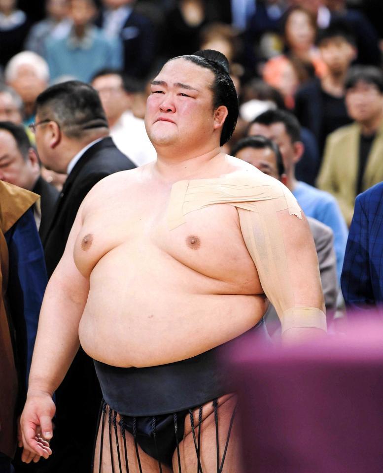 　「君が代」が流れた瞬間、感極まって涙を流す稀勢の里