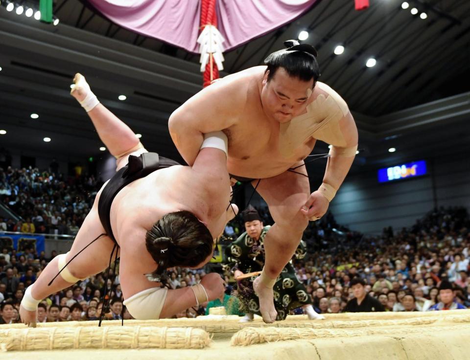 優勝決定戦で照ノ富士（左）を小手投げで下し逆転優勝を果たした稀勢の里＝エディオンアリーナ大阪