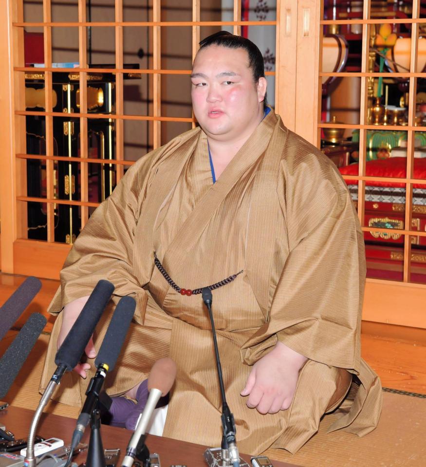 優勝から一夜明け、会見をする稀勢の里