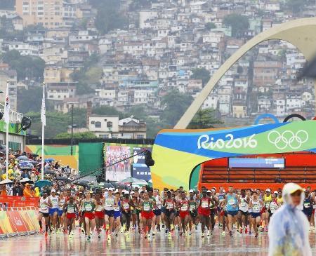 　リオデジャネイロ五輪の男子マラソンで一斉にスタートする選手たち＝２０１６年８月、リオデジャネイロ（共同）