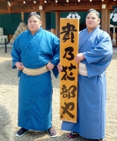 新十両に昇進した貴源治（右）と双子の兄・高公俊
