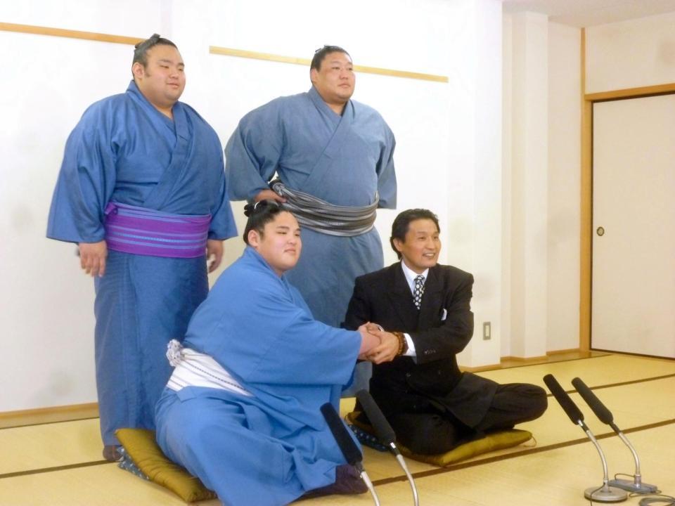 新十両に昇進した貴源治（前列左）、貴乃花親方（同右）、後列左から兄弟子の貴景勝、貴ノ岩