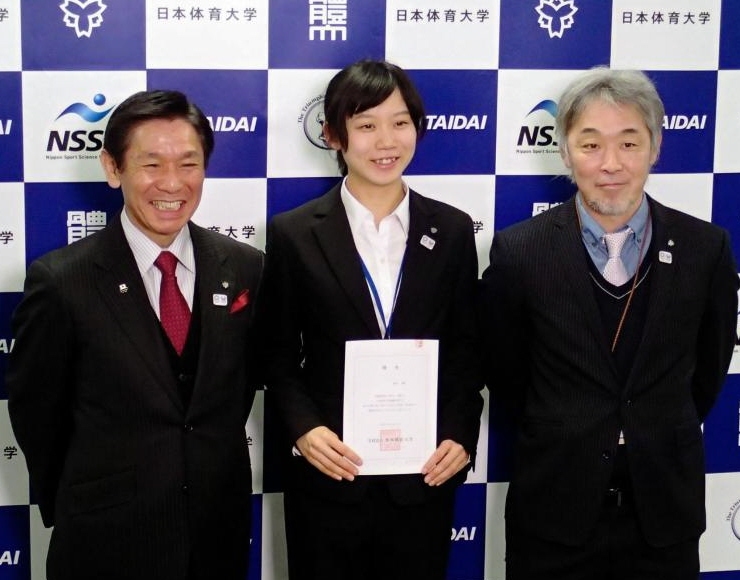 日体大の氷上スポーツ研究室助手に就任した高木美帆（中央）＝日体大世田谷キャンパス